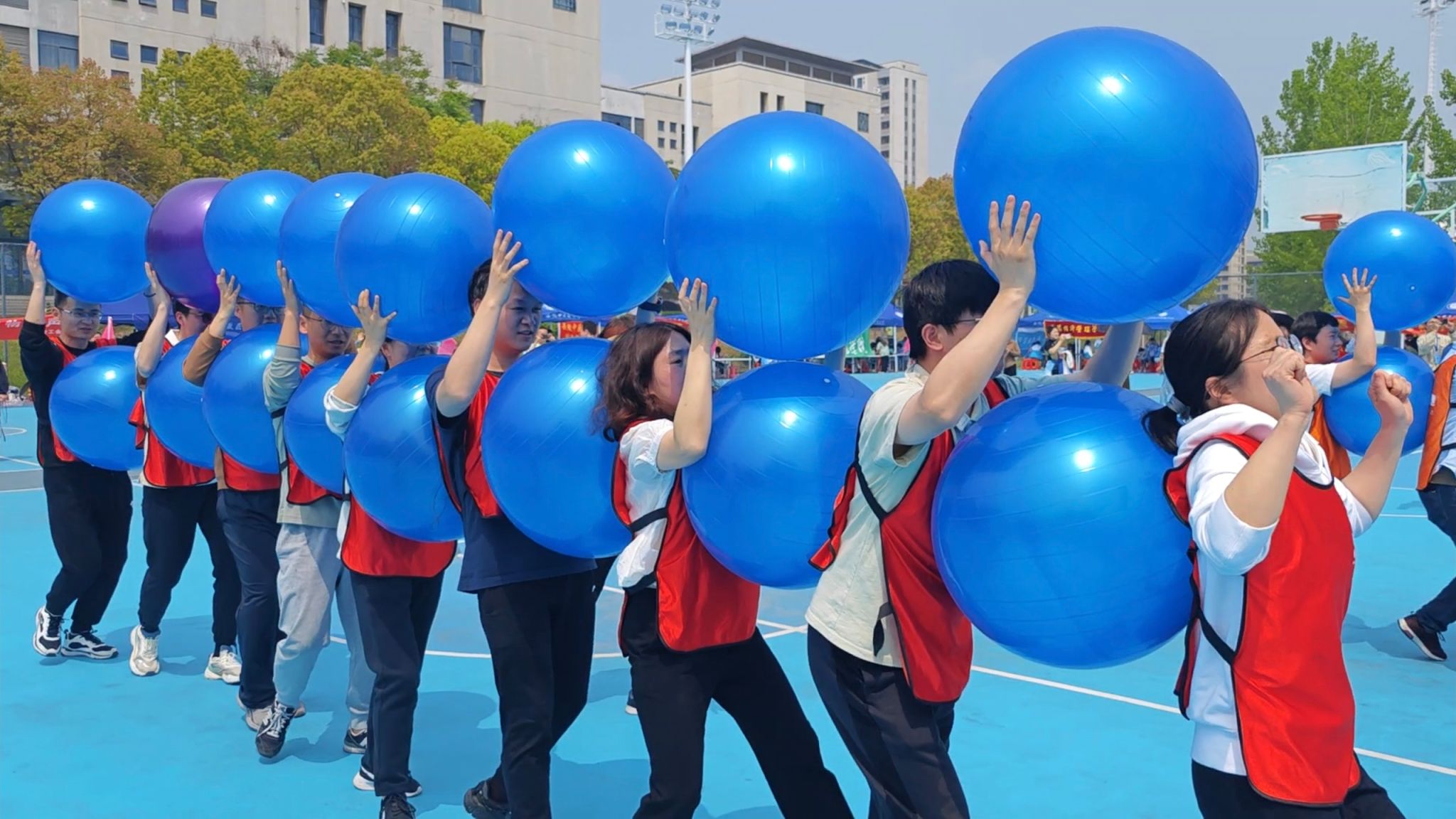 医药信息工程学院教师积极参加第五届教职工趣味运动会