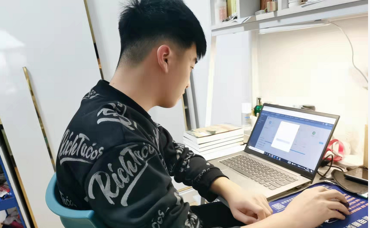 人在玩电脑描述已自动生成 人在玩电脑描述已自动生成